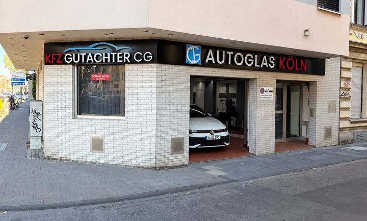Eingang von Kfz Gutachter CG und Autoglas Köln mit Werkstatttor an der Vogelsanger Straße